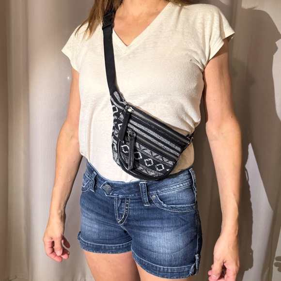 Forever 21 Black and White Belt Bag Fanny Pack - Picture 5 of 16